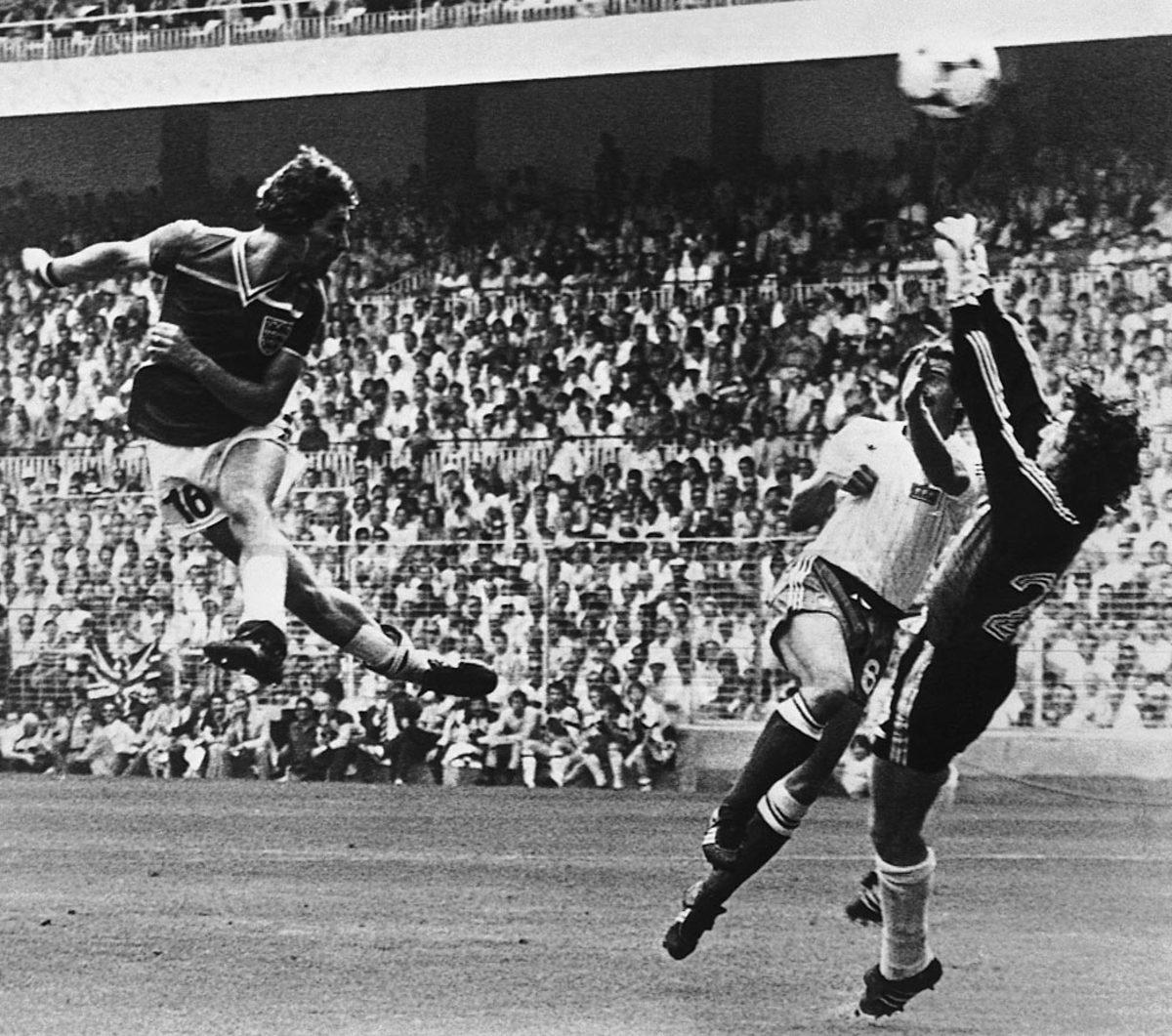 1982-bryan-robson-jean-ettori.jpg